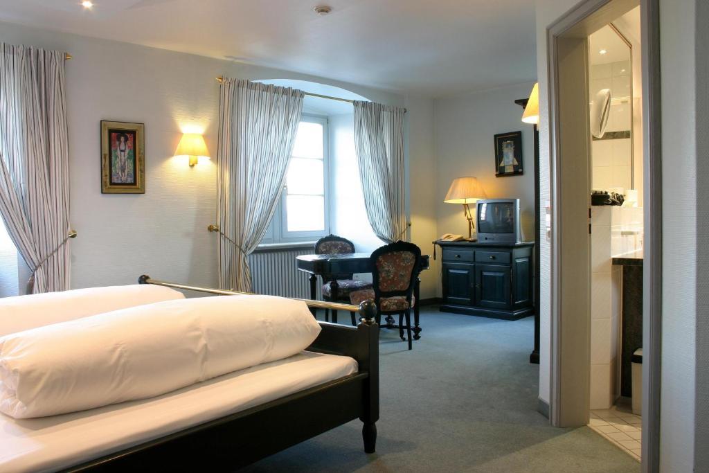 Hôtel Schloss Neuburg à Mosbach  Chambre photo