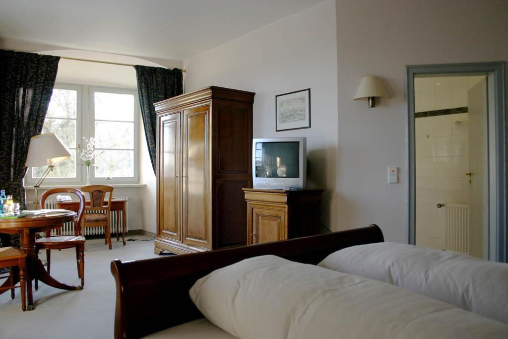 Hôtel Schloss Neuburg à Mosbach  Chambre photo
