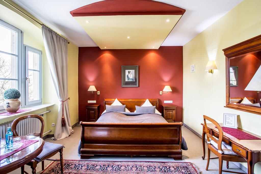 Hôtel Schloss Neuburg à Mosbach  Extérieur photo