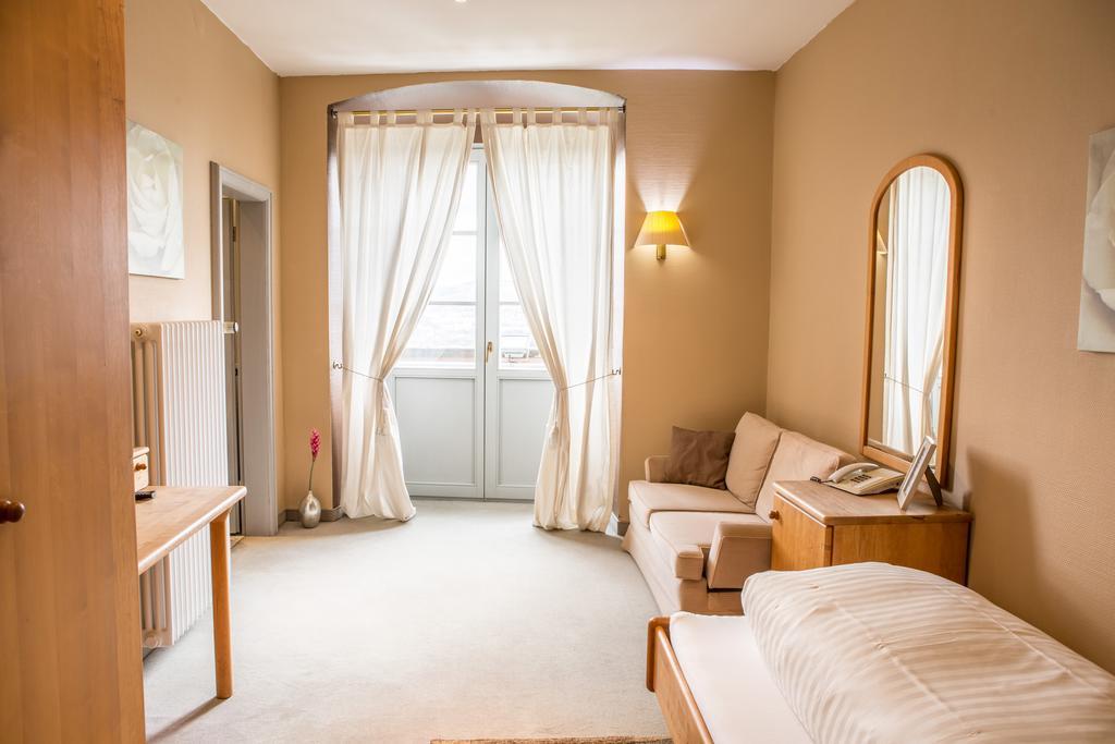 Hôtel Schloss Neuburg à Mosbach  Extérieur photo